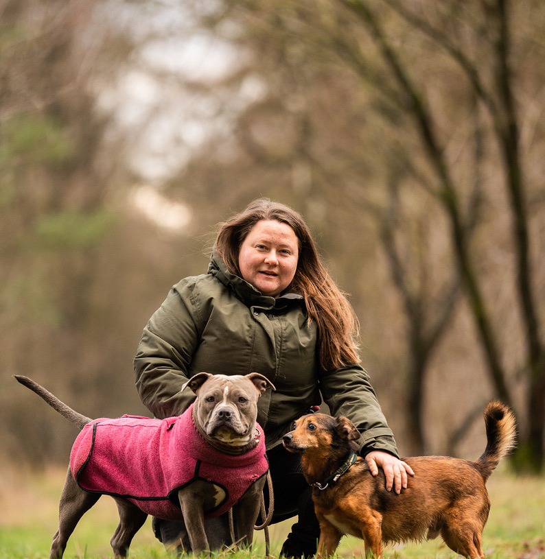 Magda Popiela mit zwei Hunden in der Natur